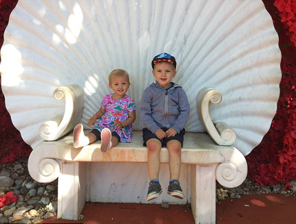 英夫妇双双辞职变卖房产 带年幼儿女周游世界